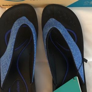 NWT Aerothotic Flip Flips Size 10
